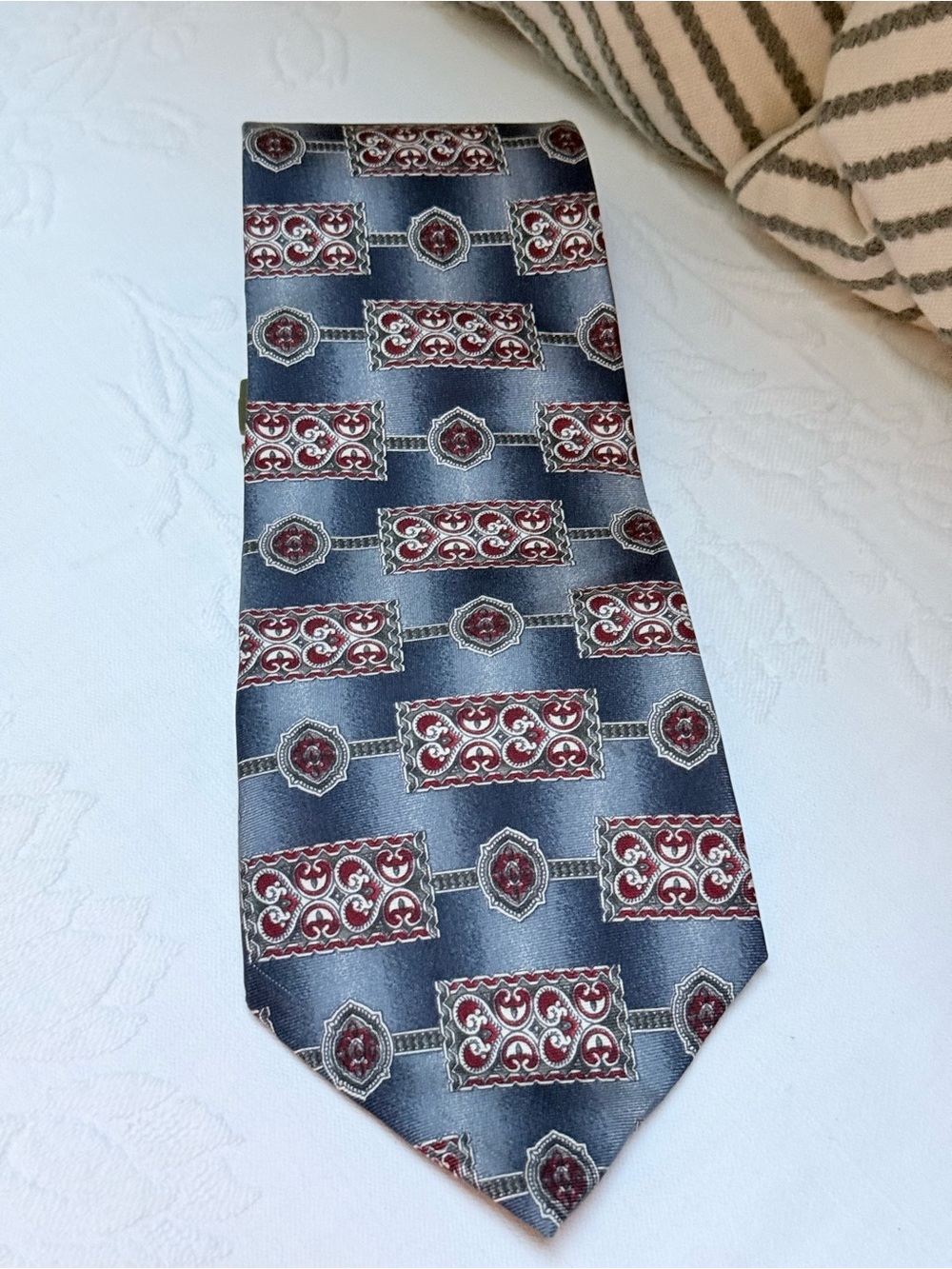 Oscar de la Renta Silk Tie in Navy Blue and Burgundy Medallion Pattern